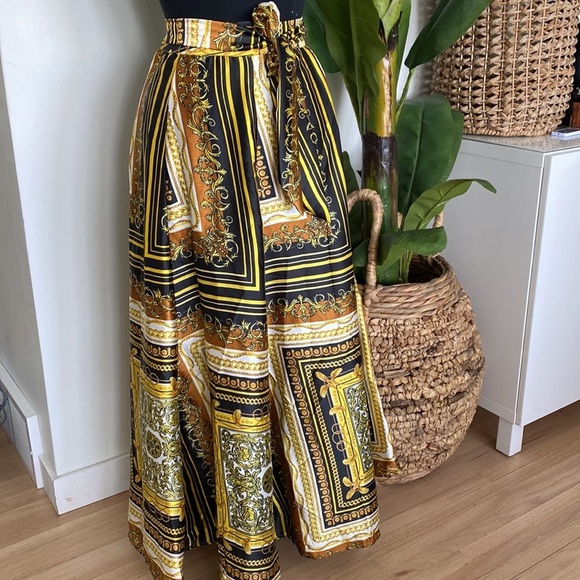 Dresses & Skirts - NWT Gorgeous Flowy Maxi Skirt